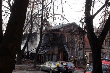 Деревянный двухэтажный дом сгорел в историческом центре Нижнего Новгорода