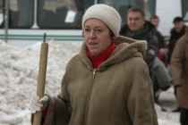 У больницы №5 уборку снега возглавила главврач Надежда Сухачева