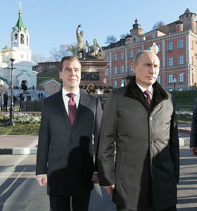Дмитрий Медведев и Владимир Путин возложили цветы к памятнику Минину и Пожарскому в Нижнем Новгороде