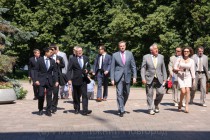 Заместитель губернатора Дмитрий Сватковский и представители FIFA на прогулке в Нижегородском кремле