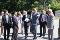 Заместитель губернатора Дмитрий Сватковский и представители FIFA на прогулке в Нижегородском кремлеммммммммммммммм