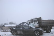 Водитель, управляя автомобилем Тойота Камри, в условиях снегопада не справился с управлением на повороте, выехал на полосу встречного движения