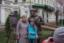 Нижегородцы фотографируются на фоне скульптуры Художник Маковский