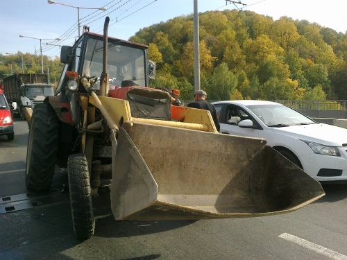 ДТП произошло в результате отрыва колеса у трактора на Молитовском мосту в Нижнем Новгороде