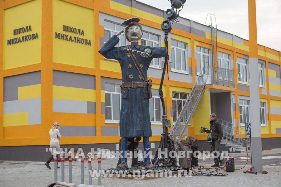 Монтажные работы по установке скульптурной композиции Дядя Степа завершаются в Нижнем Новгороде 31 октября