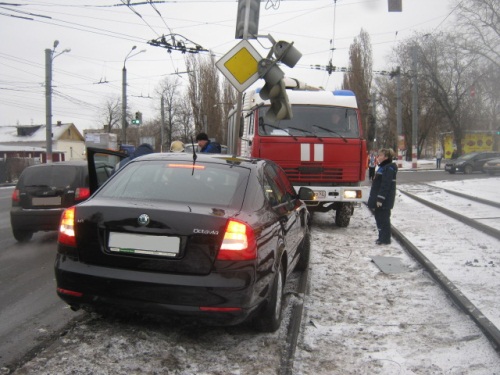 Водитель иномарки врезался в светофор в Московском районе Нижнего Новгорода 8 декабря