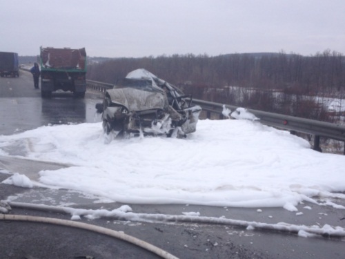 Водитель отечественного автомобиля пострадал в лобовом столкновении с фурой и грузовиком на Южном обходе в Нижнем Новгороде