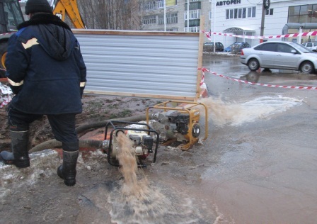 Около 57 тысяч жителей Арзамаса Нижегородской области остались без холодного водоснабжения из-за прорыва трубы 14 декабря