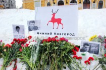 Цветы в память о Борисе Немцове нижегородцы возложили в разных районах города