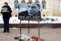 Нижегородцы возложили цветы и зажгли свечи в память о Борисе Немцове
