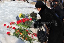 Нижегородцы возложили цветы и зажгли свечи в память о Борисе Немцове