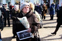 Участники пикета принесли цветы и фотографии Бориса Немцова