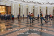 Ветераны Великой Отечественной войны и почетные гости участвуют в церемонии возложения цветов в Зале Славы – центральном зале музея