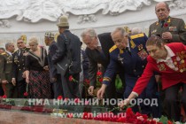Ветераны Великой Отечественной войны и почетные гости участвуют в церемонии возложения цветов в Зале Славы – центральном зале музея