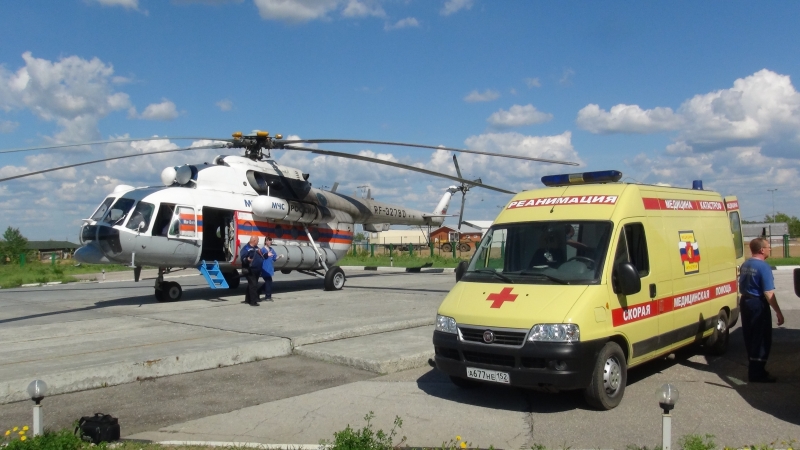 Двоих пострадавших в аварии в Нижегородской области транспортируют вертолетом МЧС в Казань