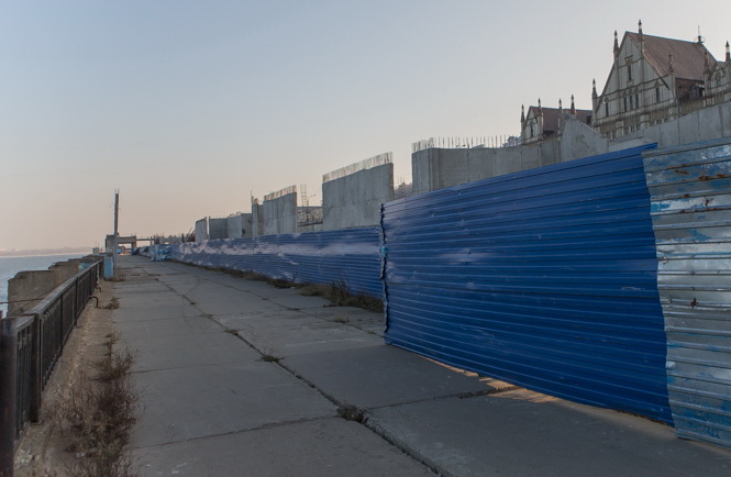Руководство Нижнего Новгорода планирует получить участок Нижневолжской набережной под синим забором в муниципальную собственность