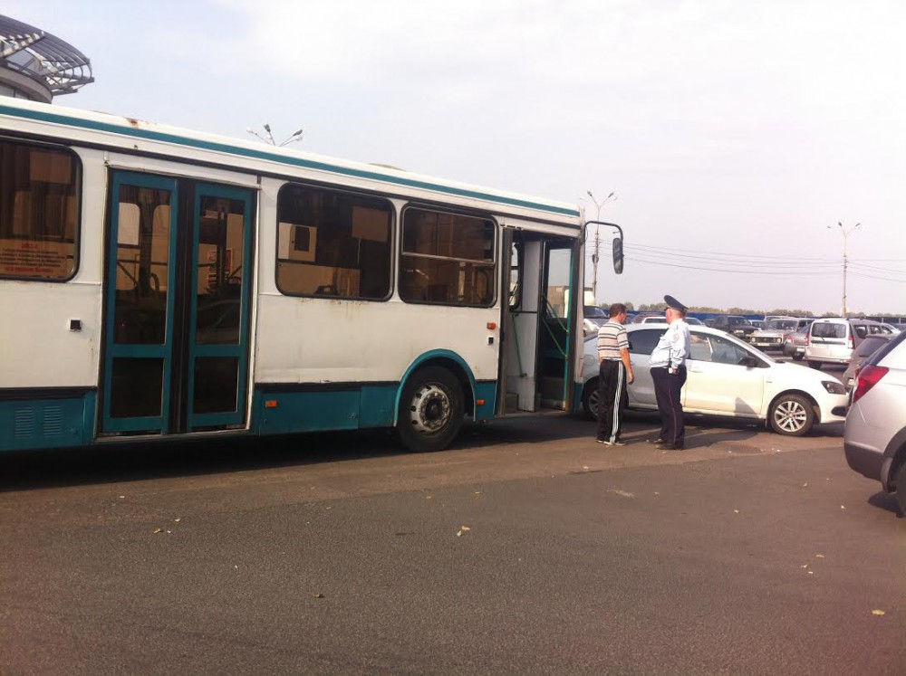 Молодая автомобилистка забаррикадировалась в машине на семь часов в знак протеста после ДТП с автобусом в Нижнем Новгороде 27 августа