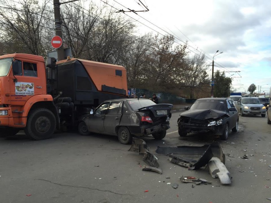 Массовая авария произошла на ул. Родионова в Нижнем Новгороде 15 октября