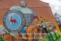 Над рисунком, который украсил торцевую часть фасада двухэтажного дома, трудились уличные художники из региональной общественной организации «Нижегородская федерация граффити»