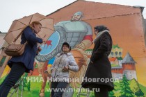 Изображение богатыря на коне и со щитом в стиле граффити нарисовали уличные художники на здании по улице Пешкова в Нижнем Новгороде