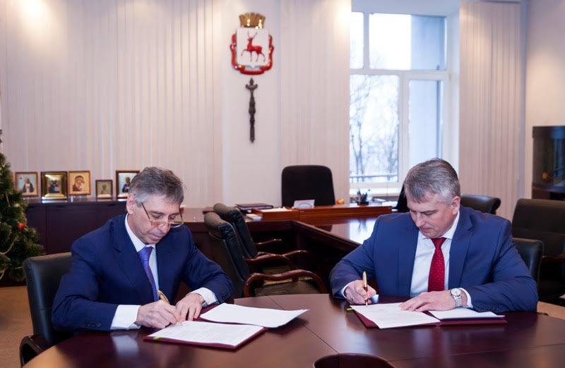 Глава Нижнего Новгорода Иван Карнилин подписал контракт с главой городской администрации Сергеем Беловым