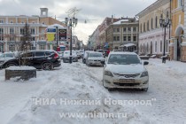 Стихийная парковка на ул. Большая Покровская явно мешает не только уборке снега, но и пешеходам