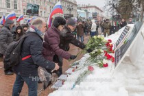 Нижегородцы возлагают цветы к импровизированному мемориалу памяти Бориса Немцова на Театральной площади