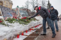 Нижегородцы возлагают цветы к импровизированному мемориалу памяти Бориса Немцова на Театральной площади