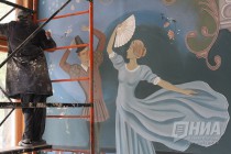 Художники восстанавливают цветные росписи на стенах
