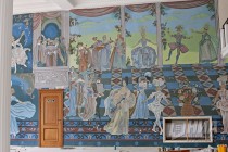 Художники восстанавливают цветные росписи на стенах