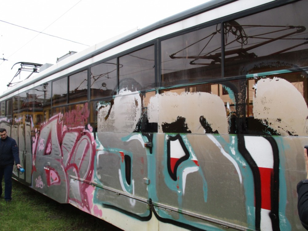 Трамвай, поврежденный граффити