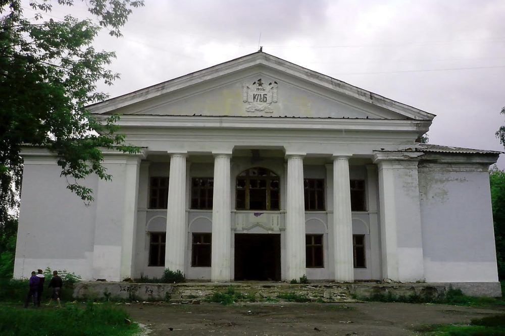 Здание бывшего ДК транспортного управления Чернораменского торфотреста