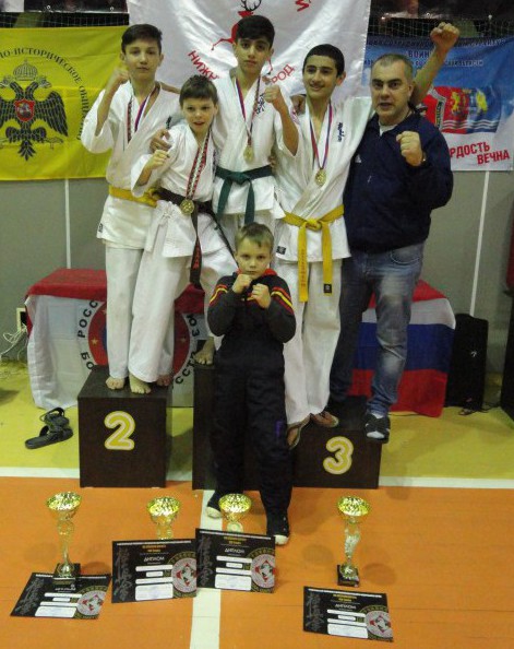 Победившие нижегородцы с тренером на чемпионате по Кекусин каратэ