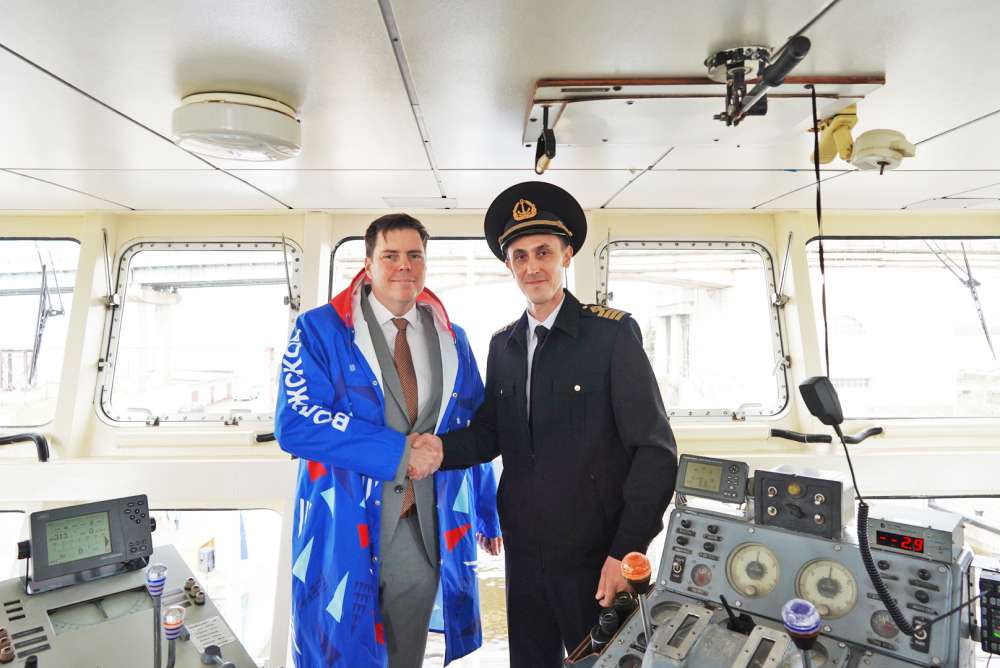 Генеральный директор Волжского пароходства Павел Виноградов и капитан ОТ-2451 Дмитрий Ефремов