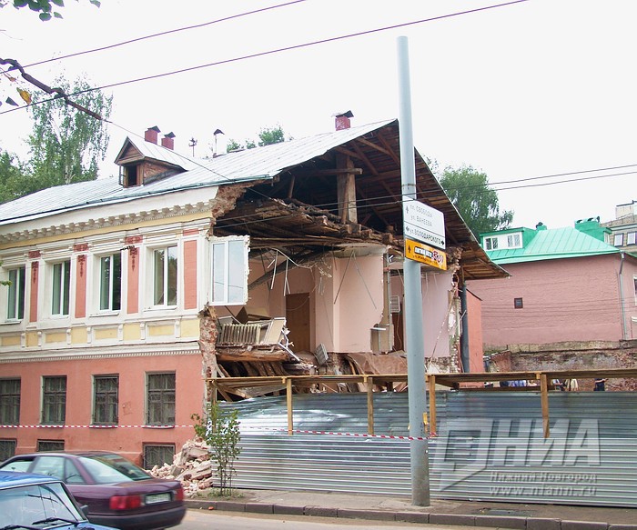 Стена двухэтажного здания обрушилась в центре Нижнего Новгорода