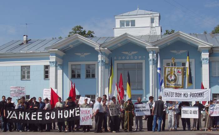 Около 100 человек приняли участие в пикете против совместных российско-американских учений в Нижегородской области