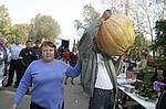 Тыква-рекордсмен, выращенная нижегородскими огородниками, покорилась далеко не каждому мужчине: поднять, а тем более унести почти трехпудовый овощ смог только самый сильный покупатель