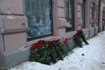 Следы от пуль заметны по всему фасаду здания