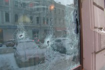 Стекла, которые пострадали от осколков, заклеены пленкой