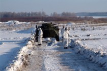 Группа саперов сопровождает БТР