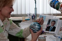 Фоторепортаж: фабрика Ариель изготовит елочные игрушки с изображением президента США Барака Обамы (20.03.2009)