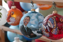 Фоторепортаж: фабрика Ариель изготовит елочные игрушки с изображением президента США Барака Обамы (20.03.2009)