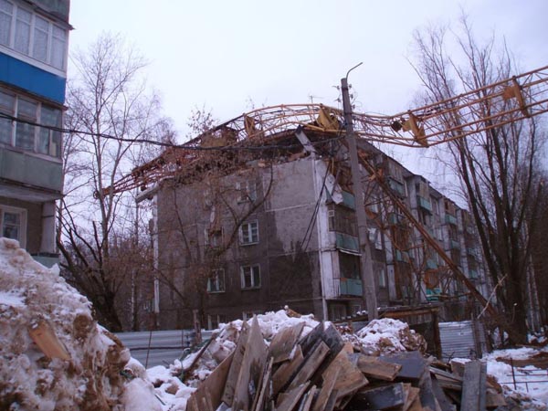 Как минимум 10 человек пострадали в результате падения строительного крана в Нижнем Новгороде (фото)