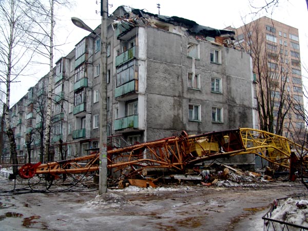 Основной версией падения крана на жилой дом в Нижнем Новгороде являются нарушения при монтаже крана