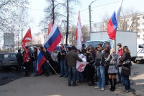 Участники пикета развернули несколько плакатов с призывами к руководству