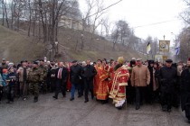 Архиепископ Георгий раздает участникам Крестного хода яйца - главный атрибут Пасхи