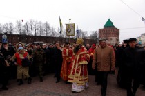 Архиепископ георгий раздает участникам Крестного хода яйца - главный атрибут Пасхи