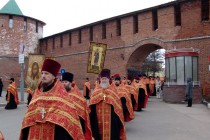 Крестный ход выходит из Кладовой башни Нижегородского кремля