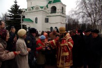 Архиепископ георгий раздает участникам Крестного хода яйца - главный атрибут Пасхи
