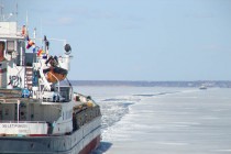 Первым по Горьковскому водохранилищу прошел толкач с ледокольной приставкой